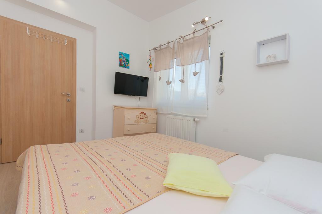 Apartment Lelas Omiš Buitenkant foto
