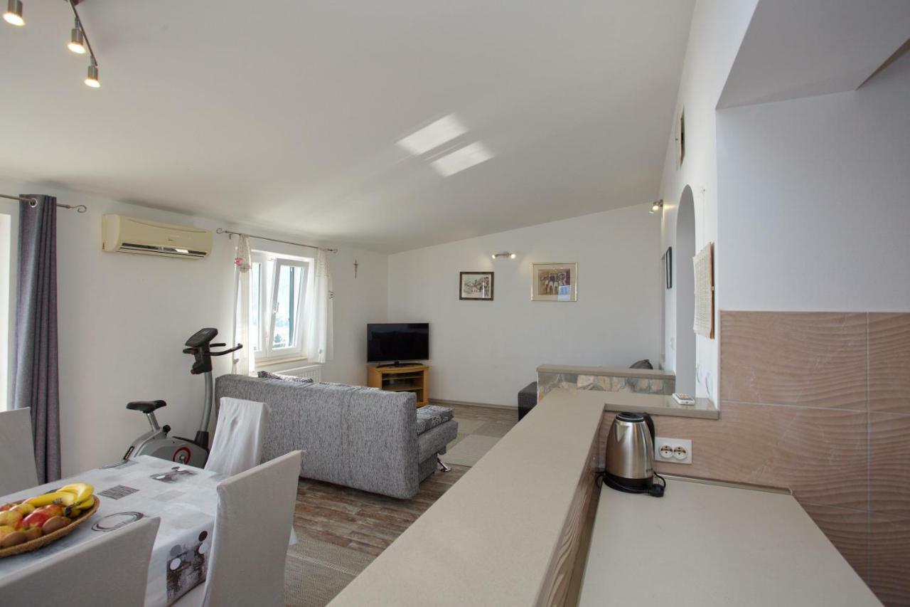 Apartment Lelas Omiš Buitenkant foto